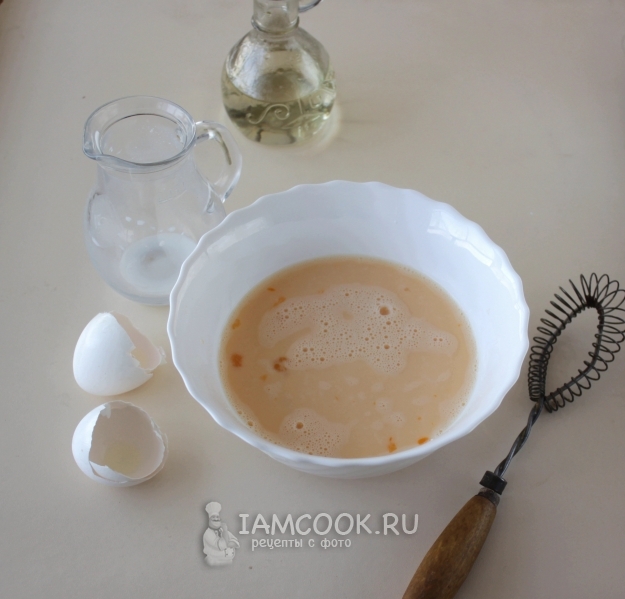 Соединить яйца, молоко и сахар