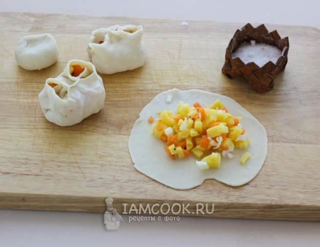 Положить на тесто начинку