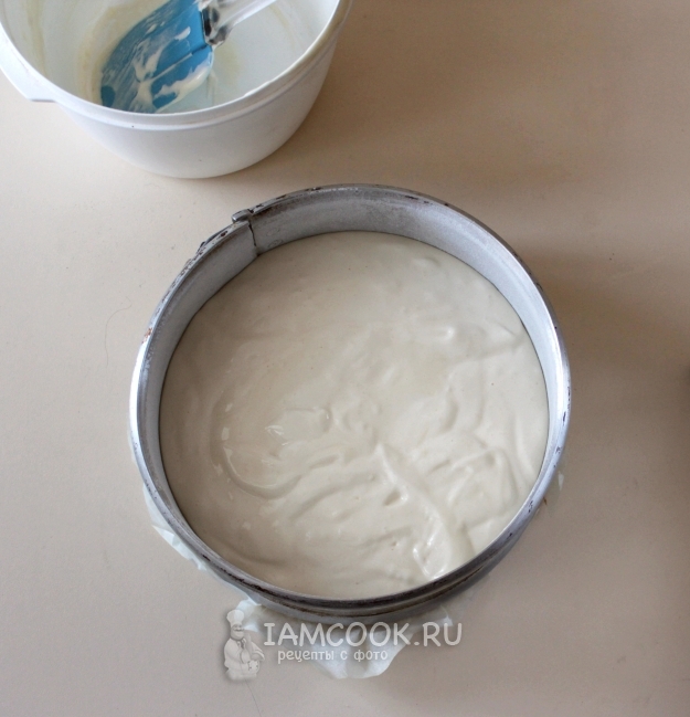 Перелить тесто в форму