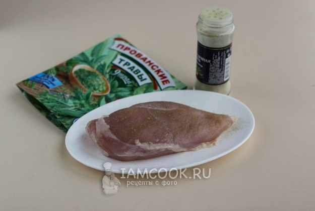 Посыпать мясо солью и перцем