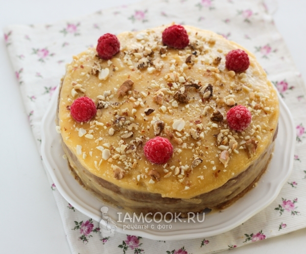 Украсить торт орехами и ягодами