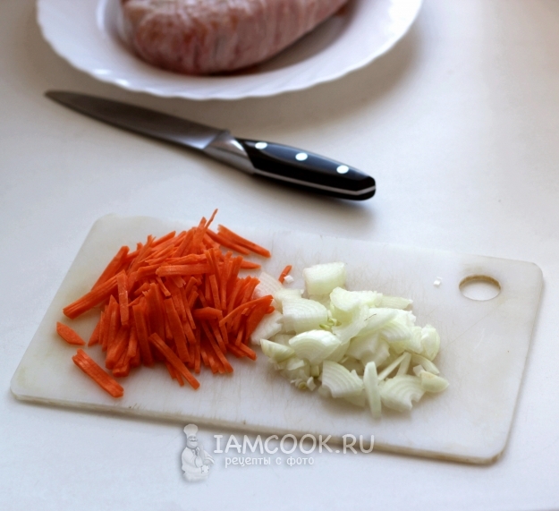 Порезать лук и морковь