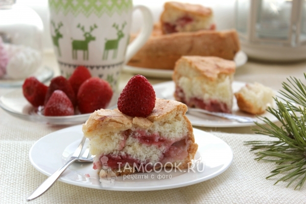 Фото шарлотки с замороженной клубникой