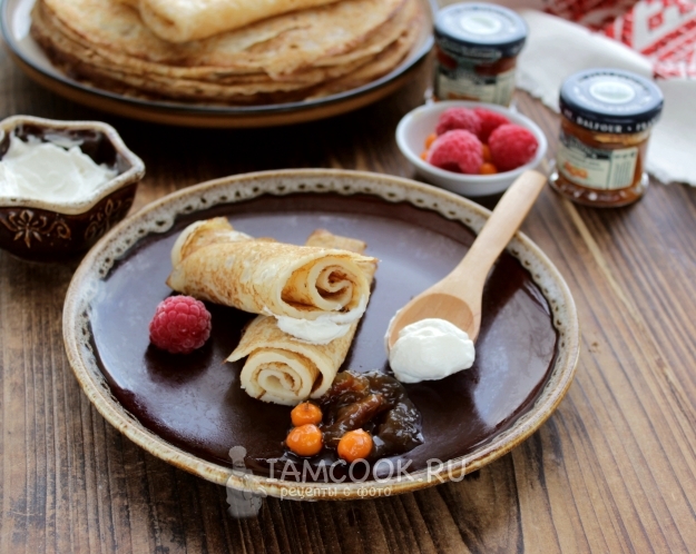 Подать блинчики с ягодами или сметаной