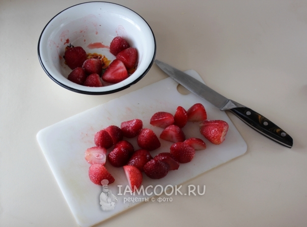 Порезать клубнику