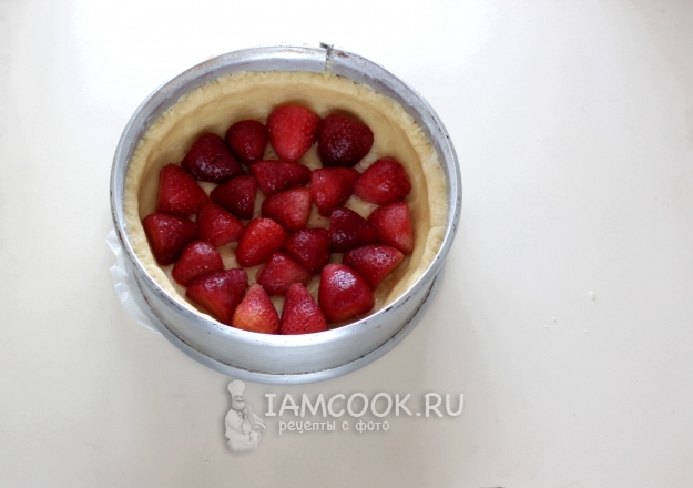 Положить клубнику на тесто