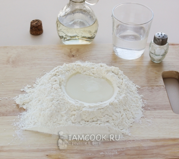 Влить в муку воду