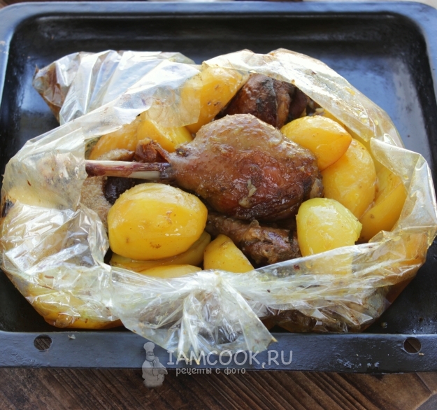 Готовый гусь с картошкой в рукаве в духовке