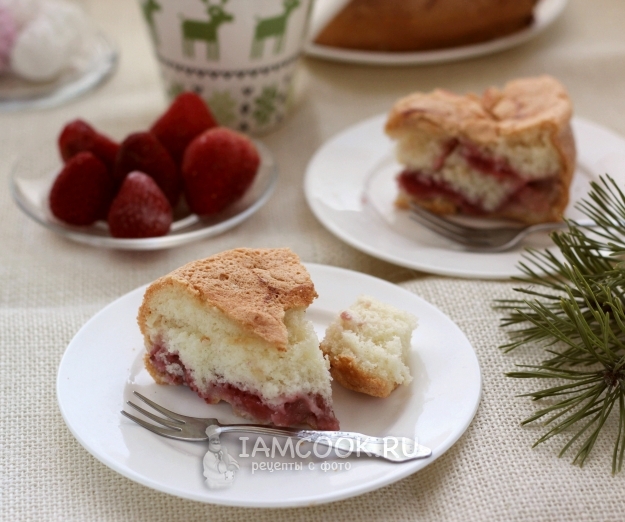 Шарлотка с замороженной клубникой