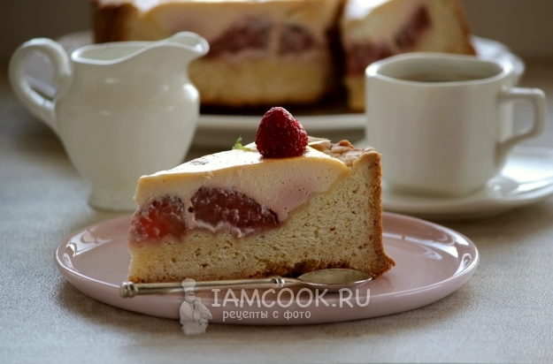 Готовый зимний пирог с клубникой