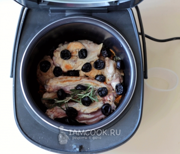 Положить чернослив и розмарин