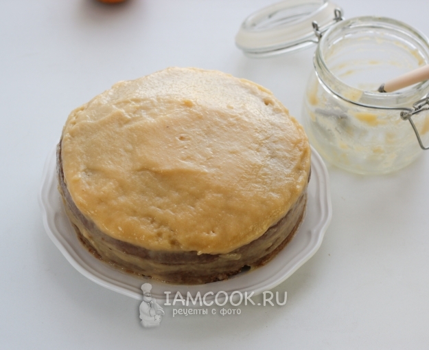 Смазать корж кремом