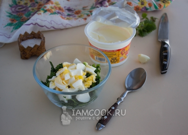 Соединить зелень и яйца в салатнике