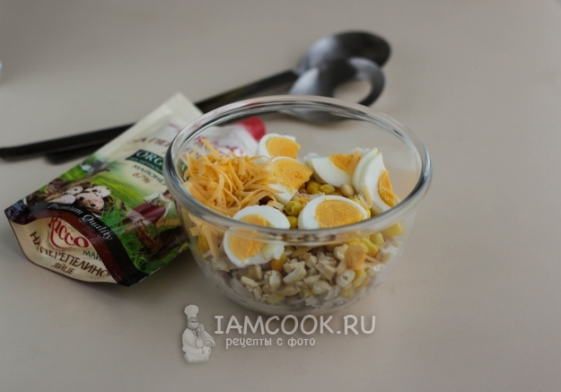 Соединить все компоненты салата