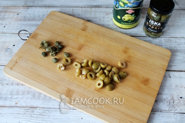Порезать каперсы и оливки