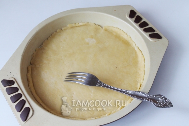 Выложить тесто в форму