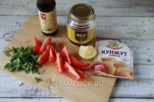 Порезать зелень и помидоры