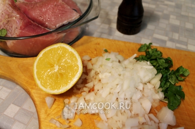 Отрезать пол лимона