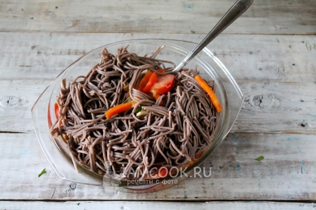 Положить готовую собу