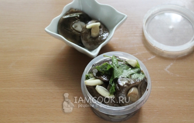 Положить грибы в банку