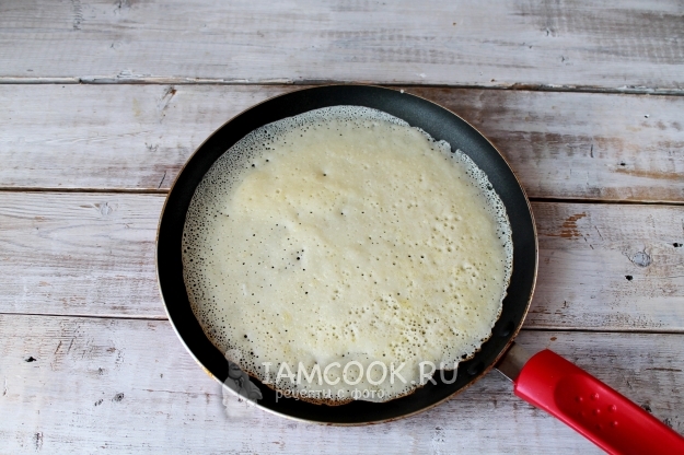 Налить тесто на сковороду