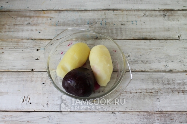Отварить и почистить картофель и свеклу