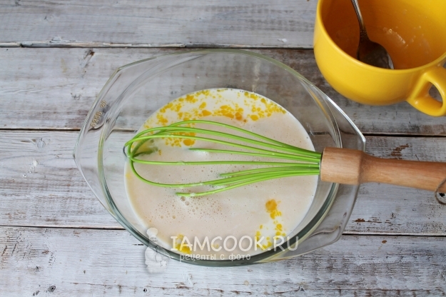 Взбить яйцо с молоком