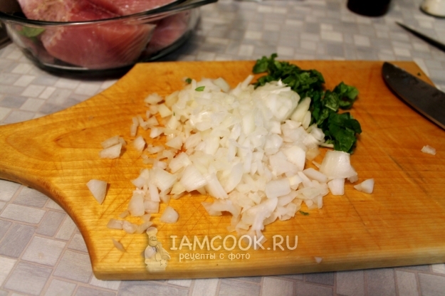 Порезать лук и базилик