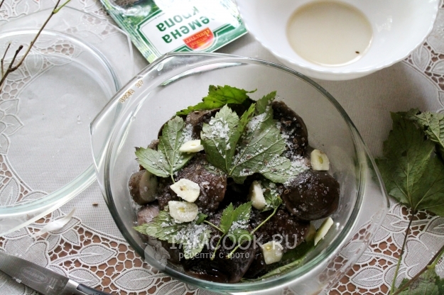 Посыпать грибы солью