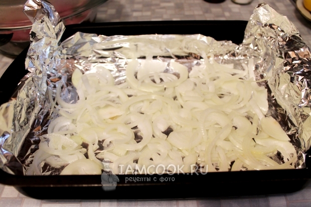 Выложить лук на фольгу