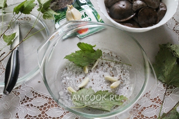 Соединить соль, листья и чеснок