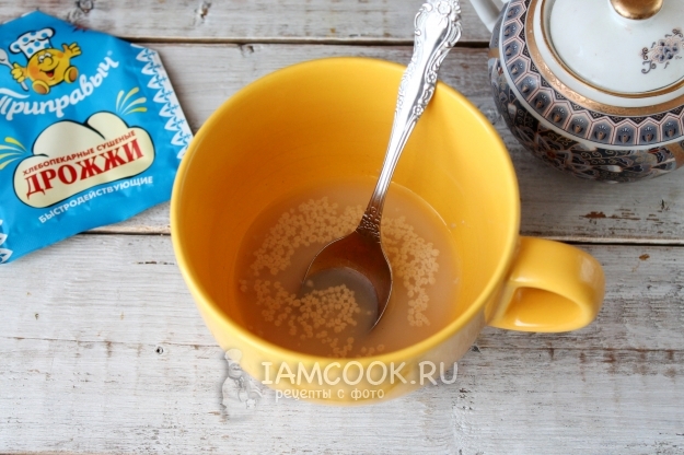 Соединить воду, дрожжи и сахар