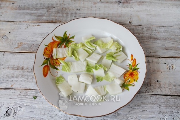 Положить листья капусты