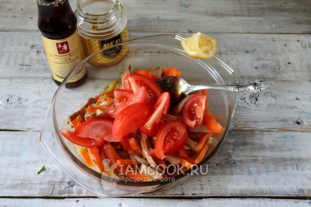 Добавить помидоры и сок лимона