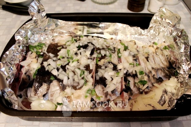 Положить на лук рыбу