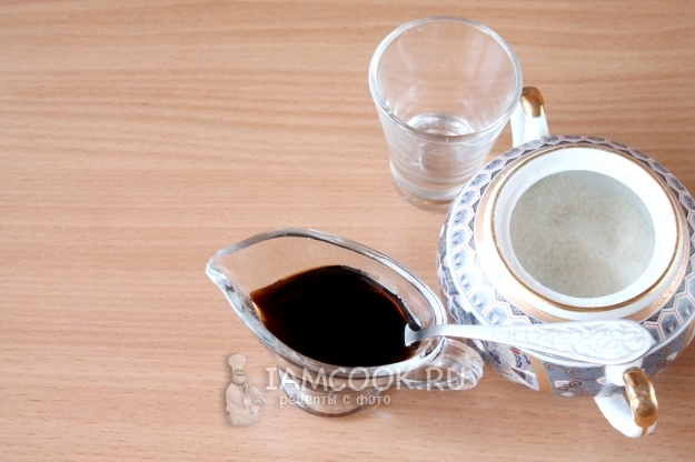 Соединить соевый соус, уксус и сахар