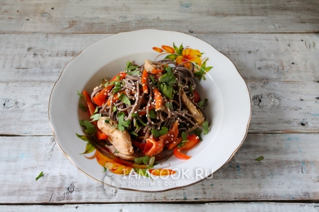 Готовая гречневая лапша с курицей и овощами