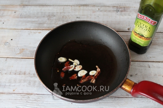 Обжарить чеснок и перец
