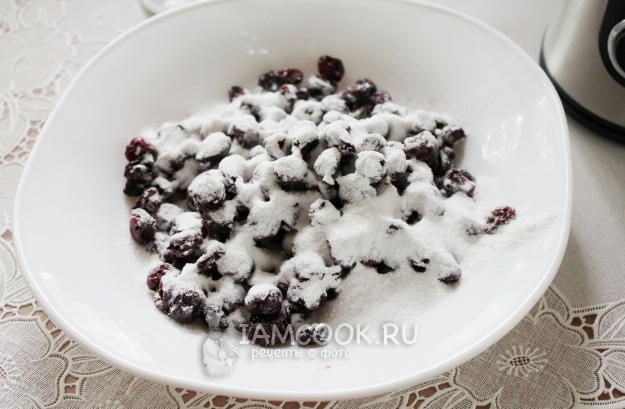 Посыпать сахарной пудрой