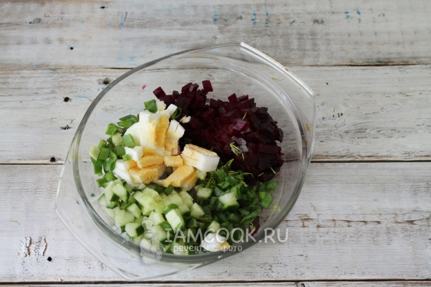 Добавить яйца, зелень и огурцы