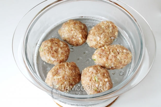 Положить котлеты в пароварку