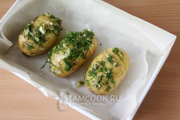 Смазать картофель ароматным маслом