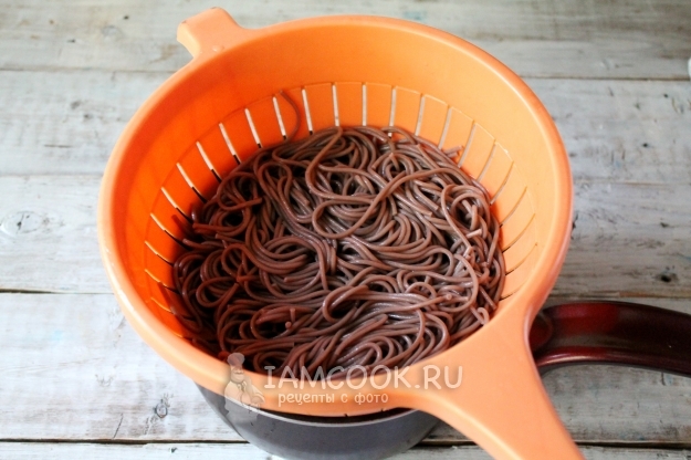 Откинуть лапшу на дуршлаг