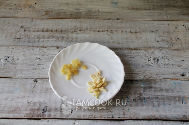 Порезать чеснок и имбирь