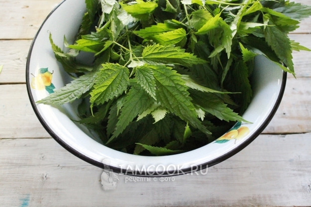 Положить крапиву в миску