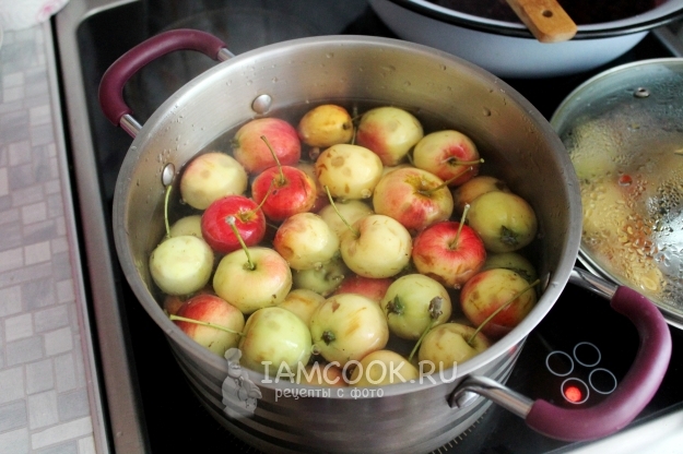 Положить ранетки в воду