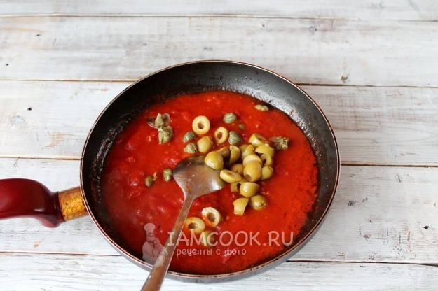 Положить в соус каперсы и оливки