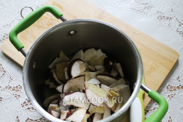 Положить грибы в кастрюлю