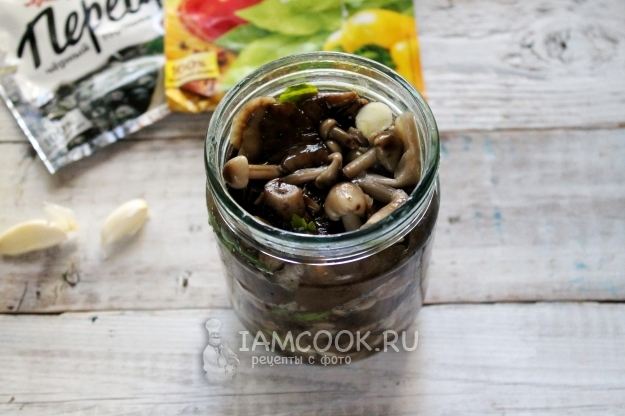 Переложить грибы в банку