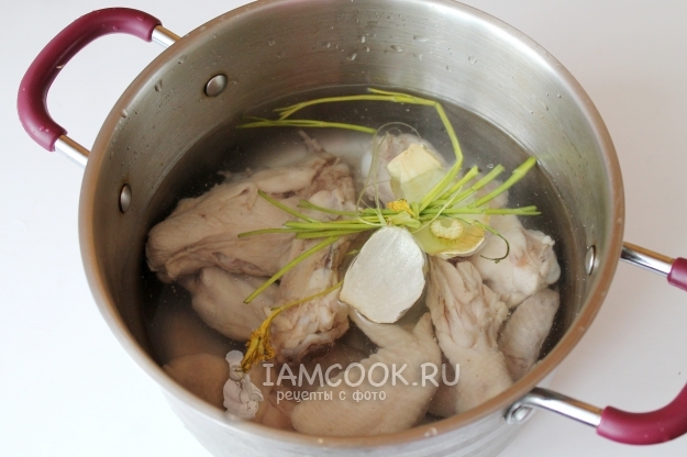 Положить сельдерей и лук